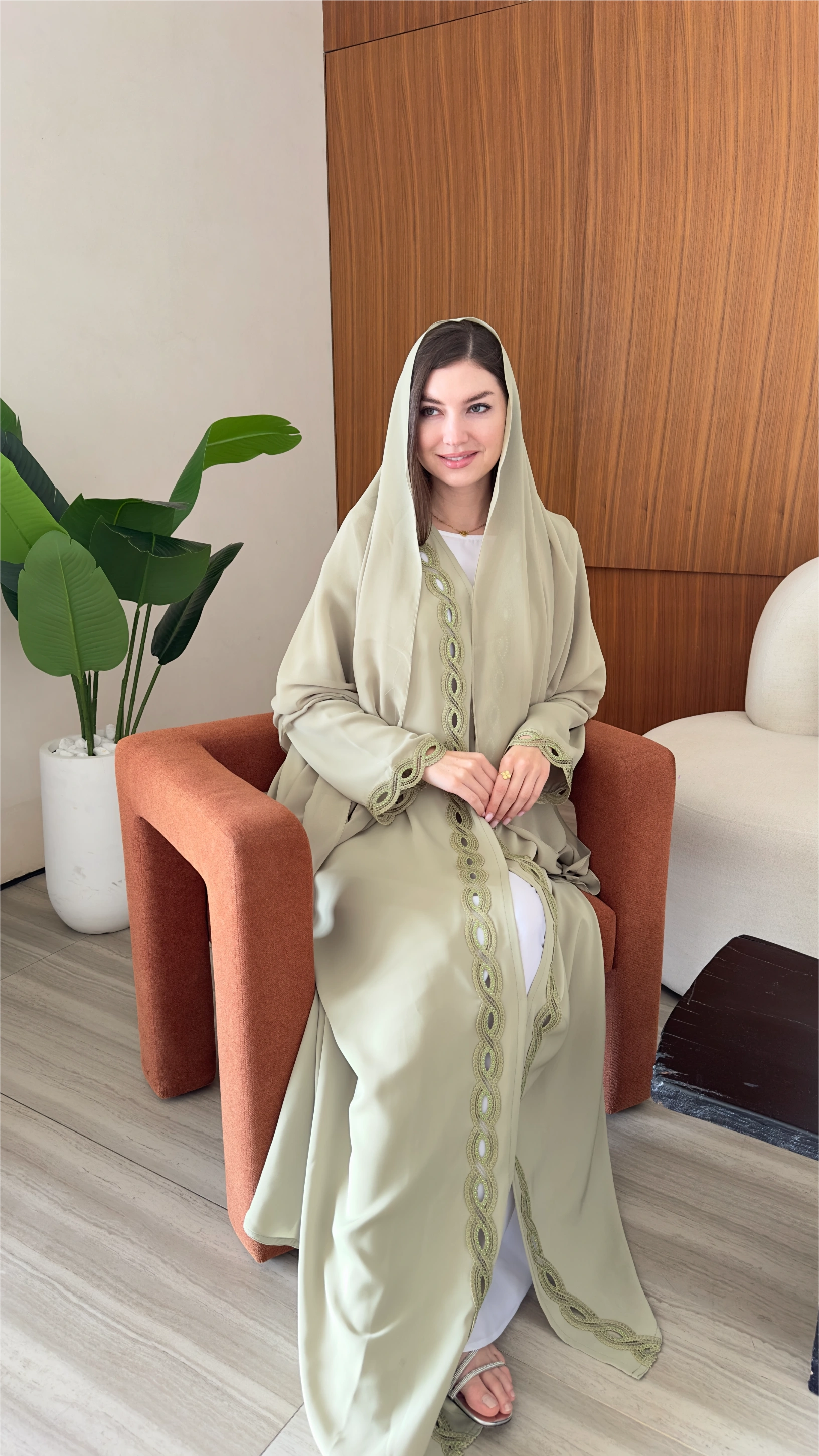 عباية ياسمينة باللونين البيرعندي والبيج - تفصيل