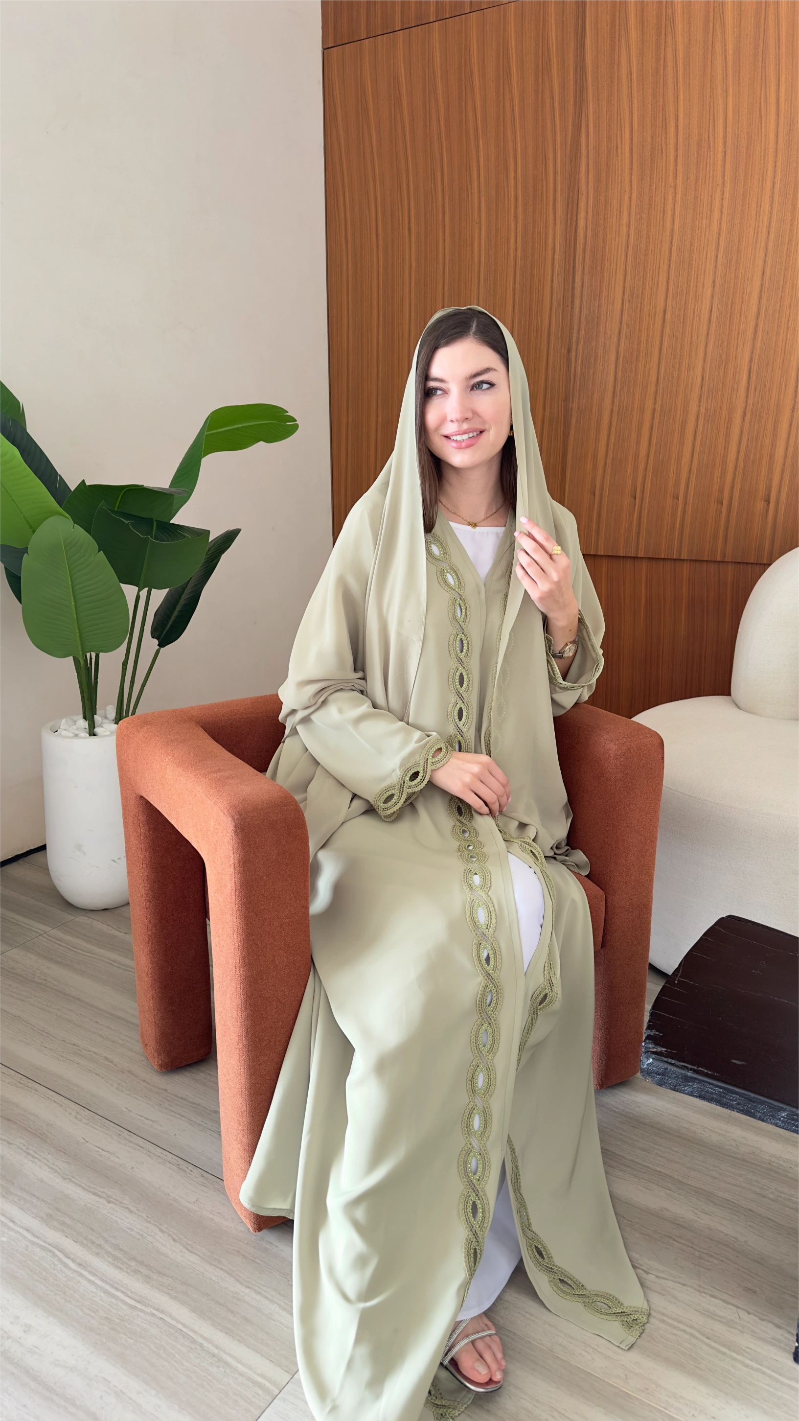 عباية ياسمينة باللونين البيرعندي والبيج - تفصيل