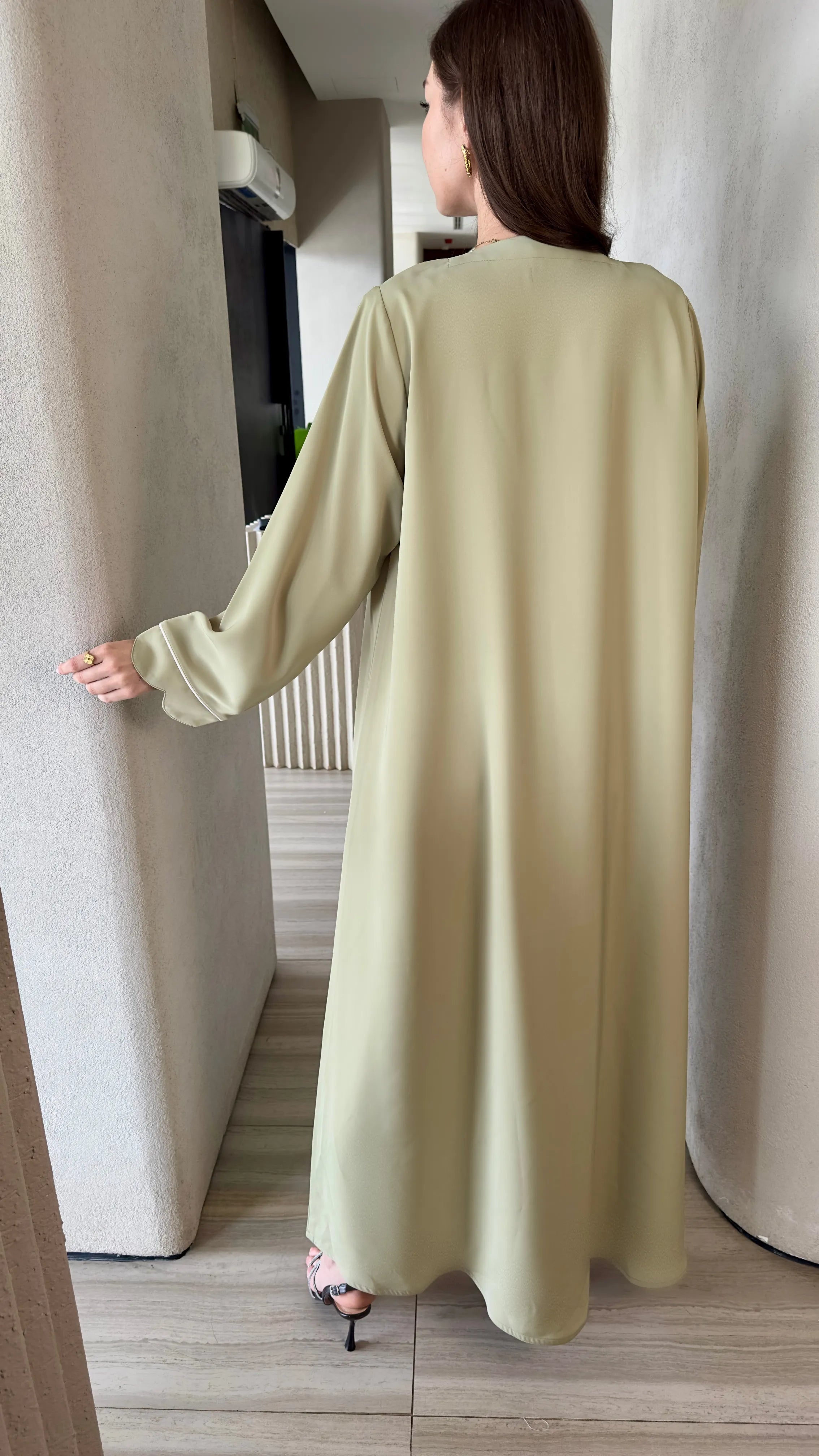 اكليبس عباية باللون البيج – تفصيل
